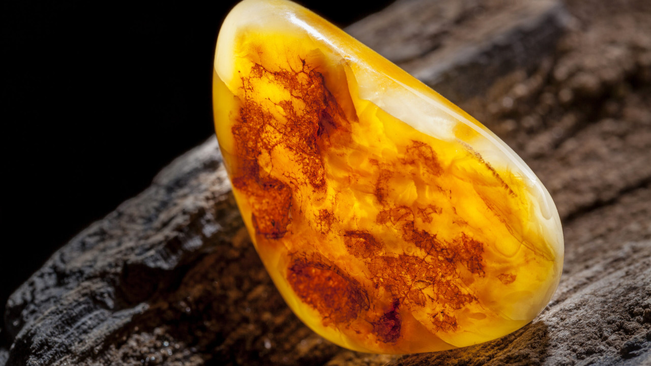 Bursztyn: właściwości i zastosowanie