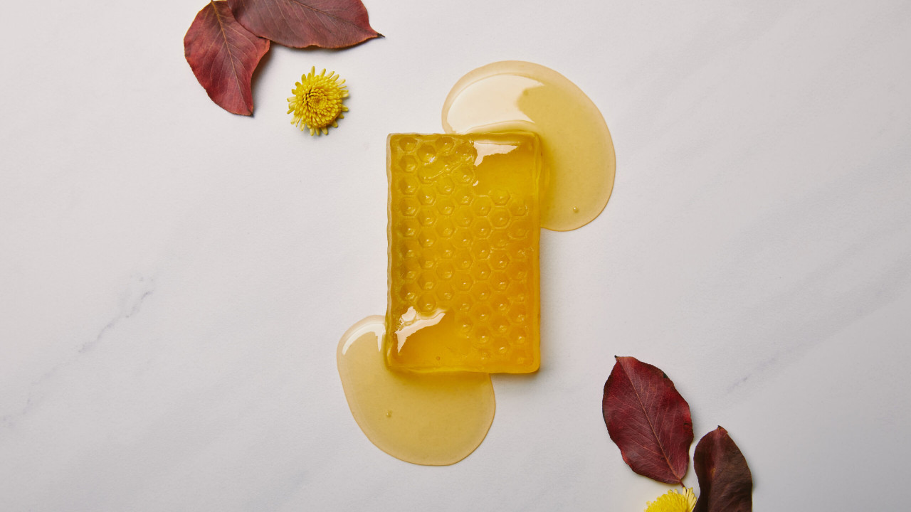 Kąpiel miodowa: skuteczny zabieg pielęgnacyjny!