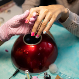 Klasyczny vs. Hybrydowy Manicure: Kluczowe Różnice i Zasady