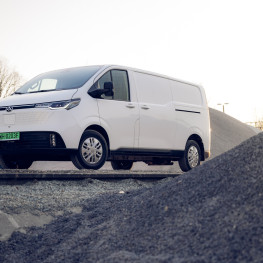 Tak wygląda elektryczny van z napędem na cztery koła. Ma 204 KM i zasięg do 335 km