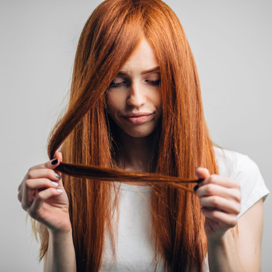 Jak wzmocnić suche, zniszczone włosy?