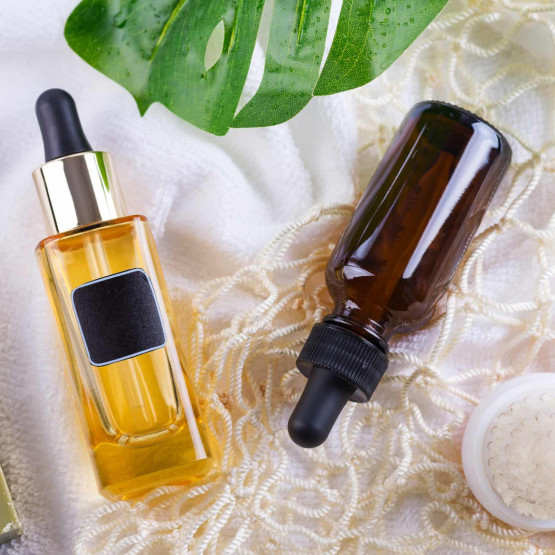 Kwasy w letniej pielęgnacji skóry. Które produkty można stosować cały rok?