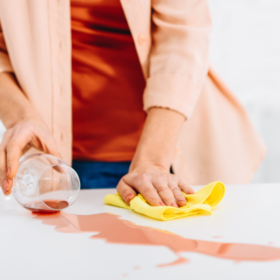 Jak usunąć plamy z wina domowymi sposobami?