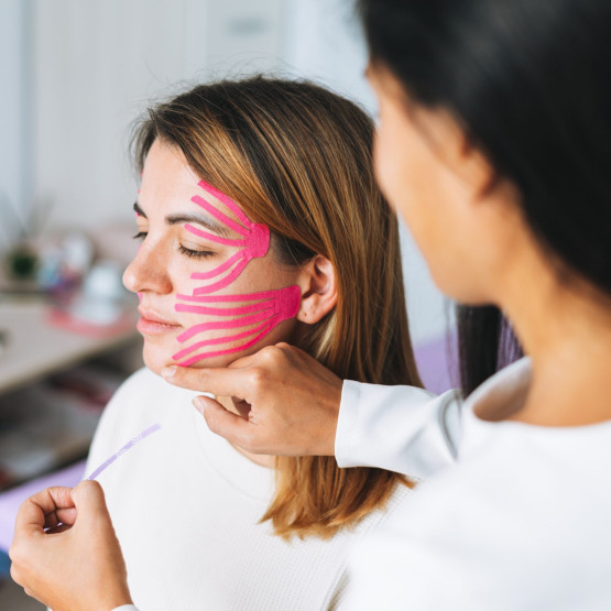 Taping twarzy to nowy sposób na zmarszczki. Jak stosować? Jakie daje efekty?