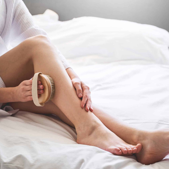 Szczotkowanie ciała na sucho. Świetny sposób na walkę z cellulitem