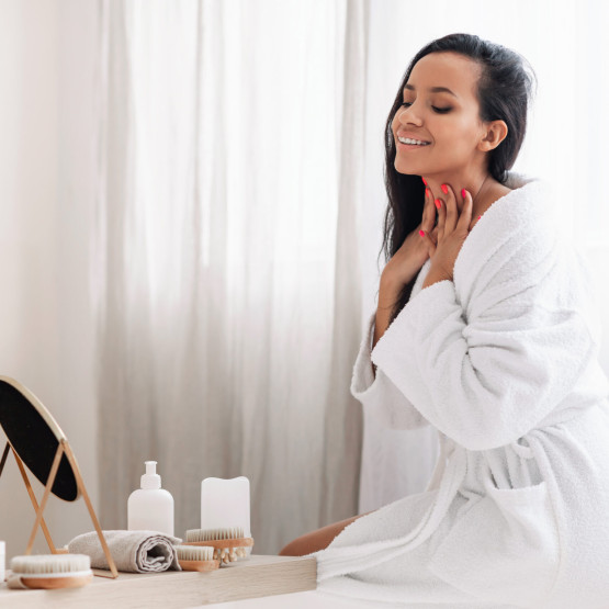 Jak dbać o skórę szyi i dekoltu, aby wyglądała młodo?