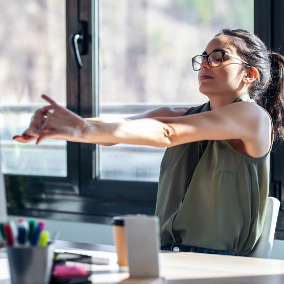 Masz siedzący tryb pracy? Wypróbuj te proste ćwiczenia na rozciąganie