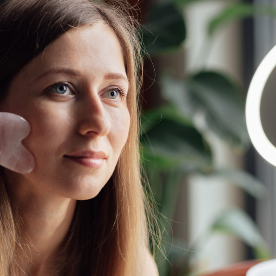 Kamień do masażu Gua Sha. Jak działa i czy warto go używać